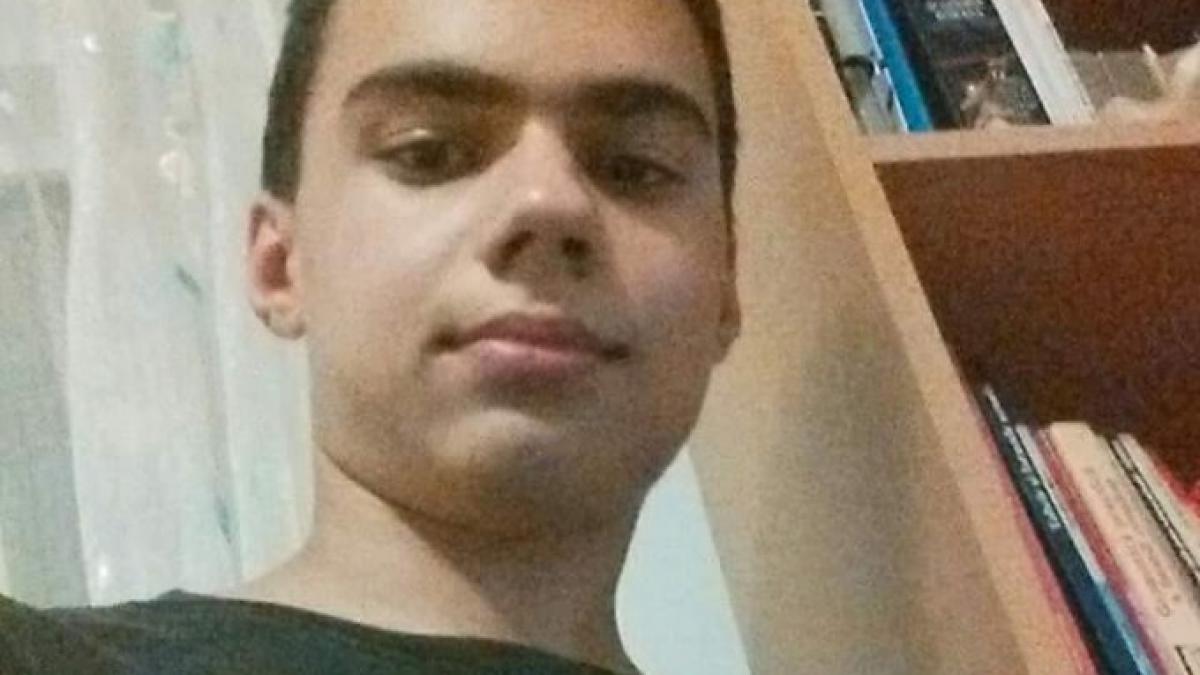 imagini emotionate in curtea liceului in care invata elevul decedat in club colectiv