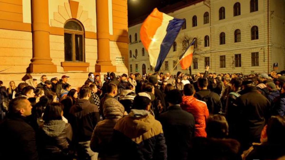 brasov protest in fata prefecturii in legatura cu tragedia din colectiv si moartea agentului gigina