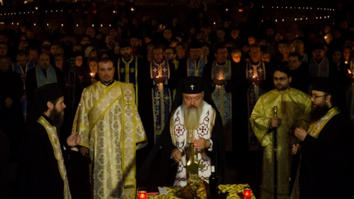 cluj sute de oameni la o slujba de pomenire pentru tinerii morti in clubul colectiv video