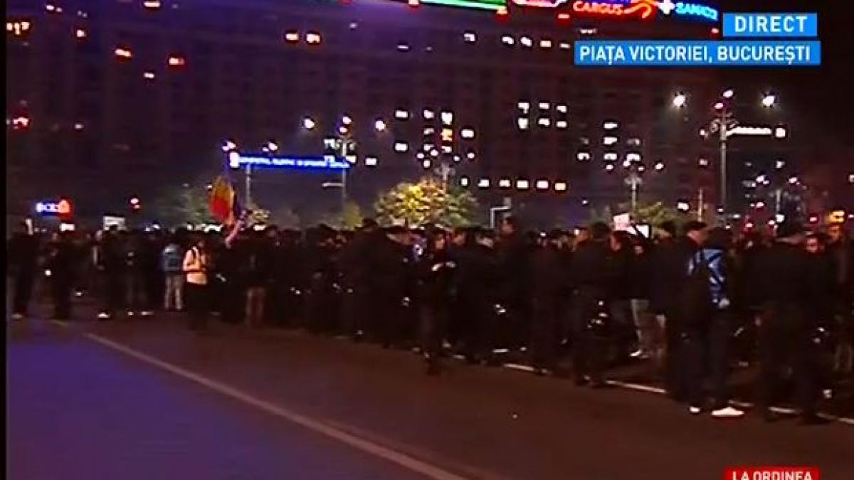 protestatarii s au imbrancit cu jandarmii in piata victoriei