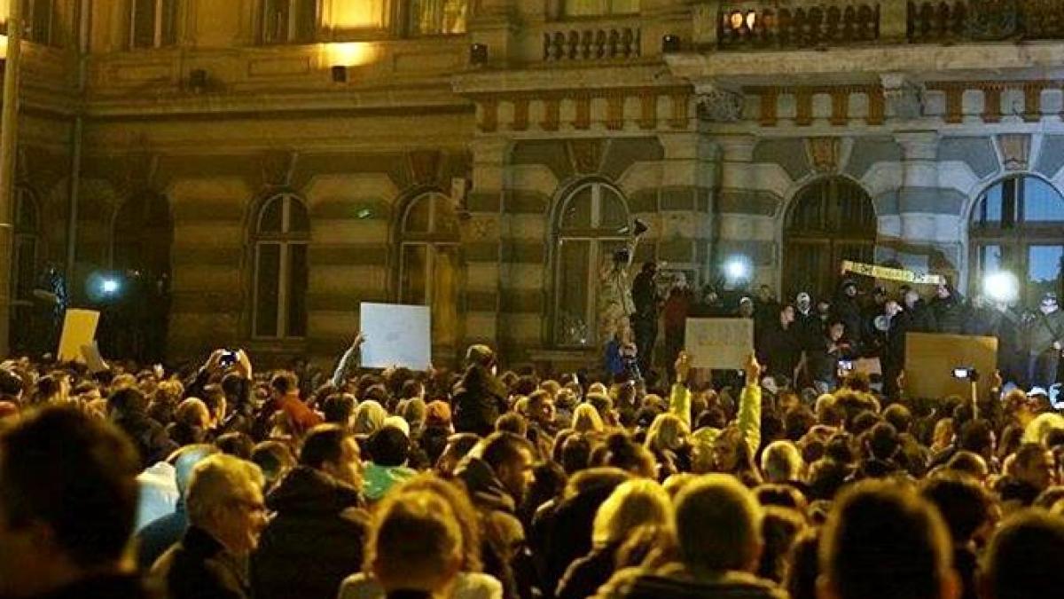 bacau manifestatie impotriva clasei politice in piata tricolorul