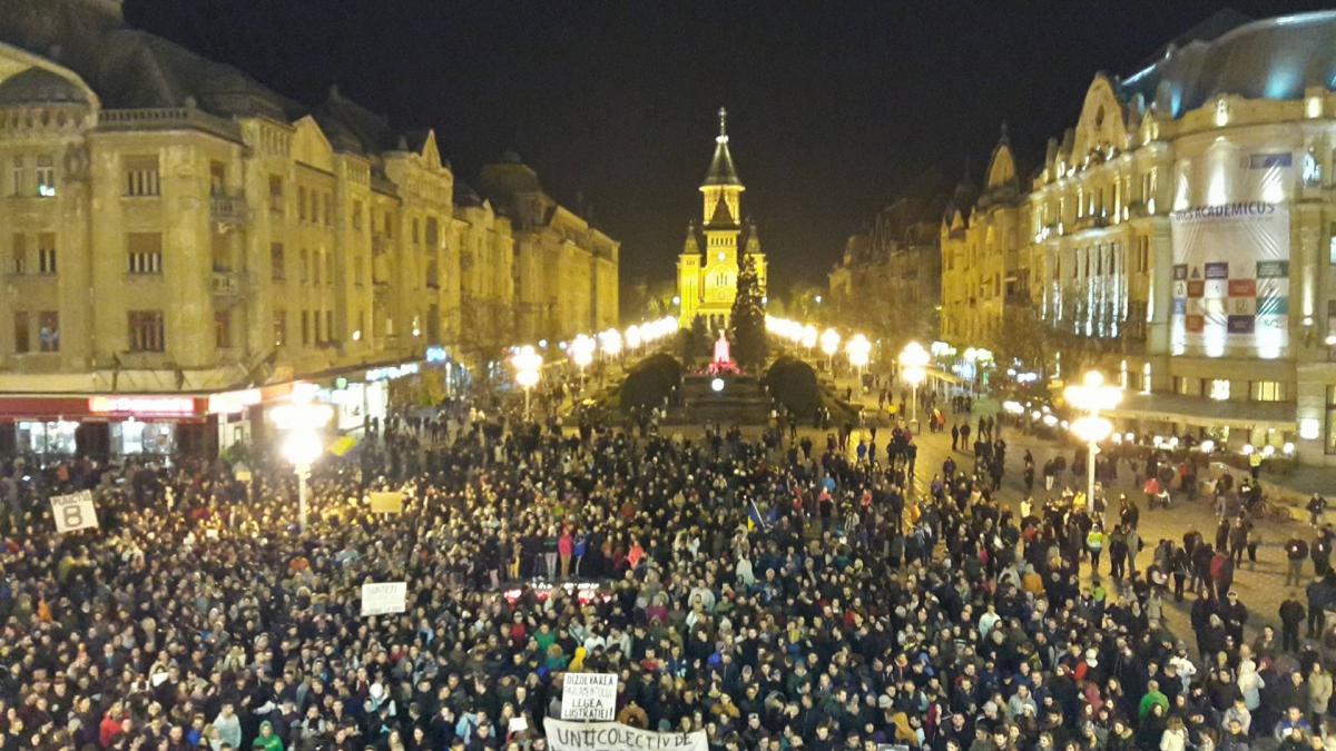 timisoara protestatarii au atacat cu oua spectatorii aflati la balconul operei