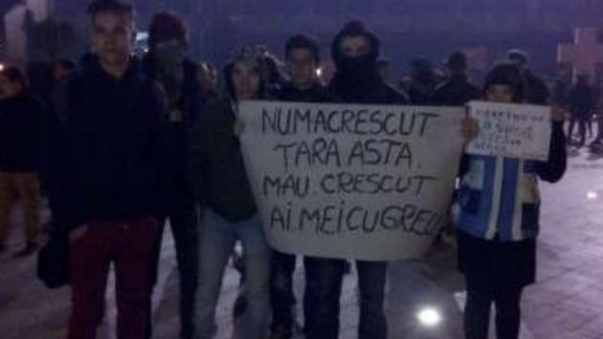 braila sute de tineri participa la a treia seara de proteste