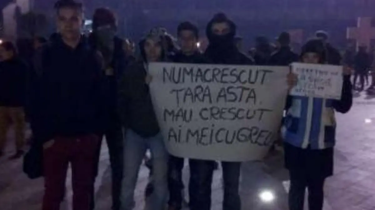 braila sute de tineri participa la a treia seara de proteste