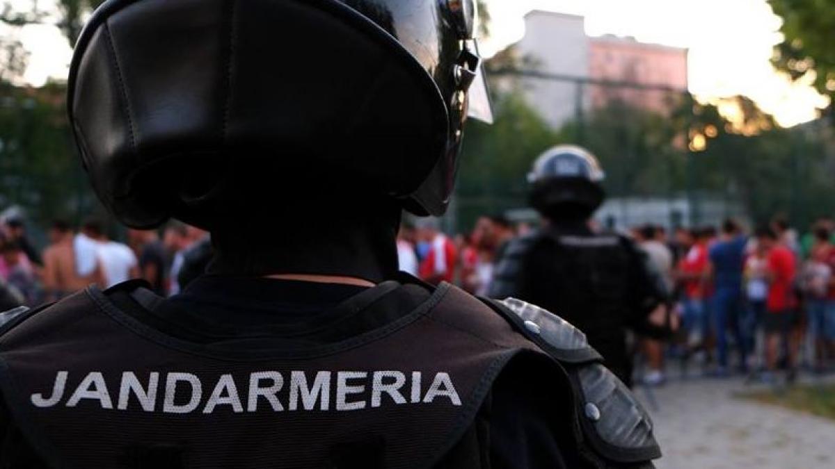 fotografia postata pe facebook de jandarmeria bucuresti in timpul protestelor de la universitate