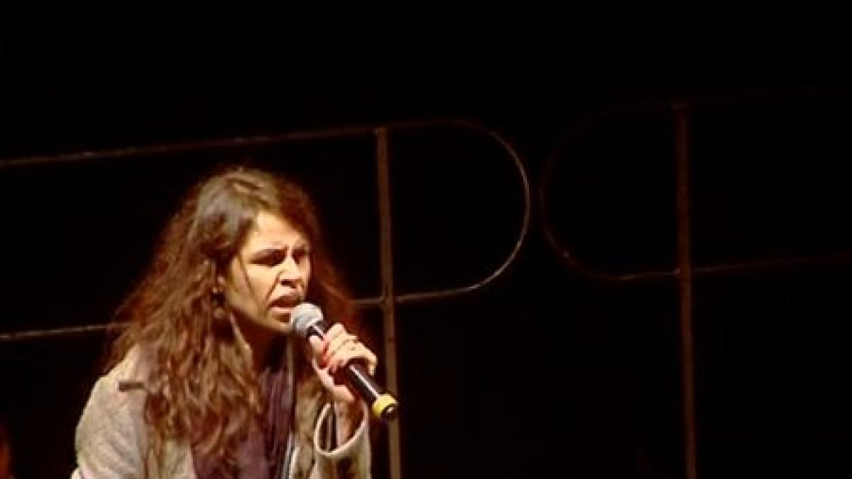 pe scena de la universitate se striga refrenul piesei the day we die