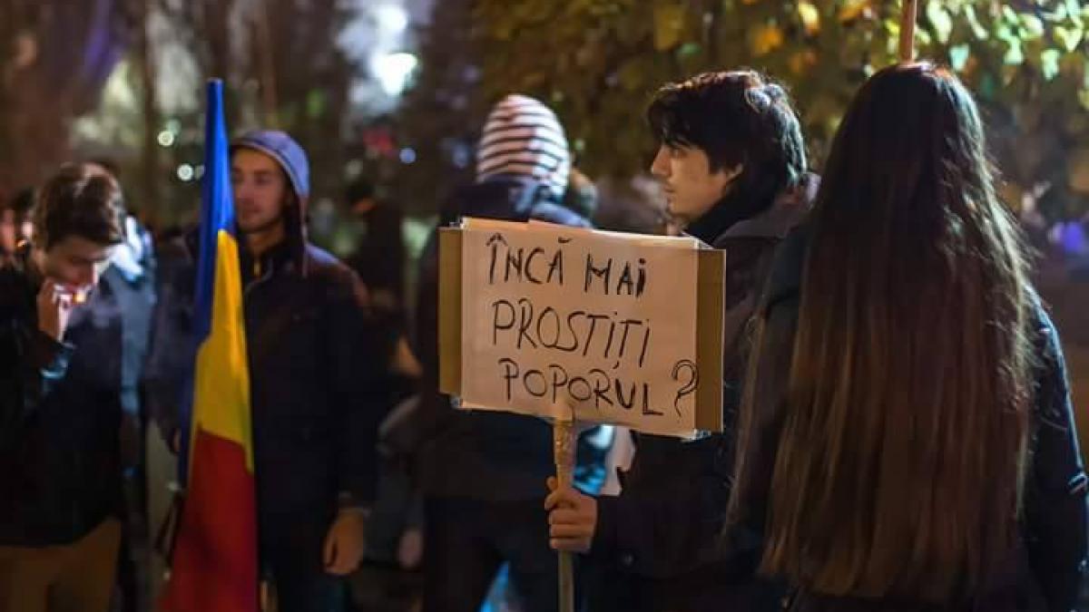 oamenii se strang in piata universitatii pentru a cincea zi consecutiva de proteste