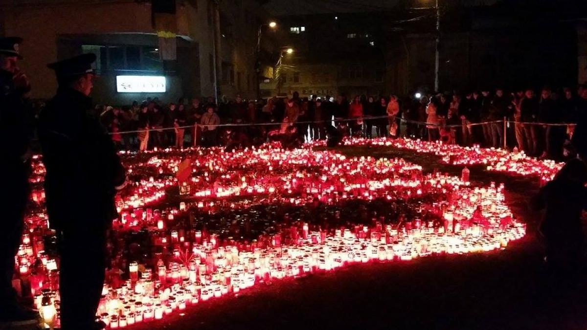 sute de oameni s au adunat la club colectiv moment de reculegere in memoria celor 40 de victime