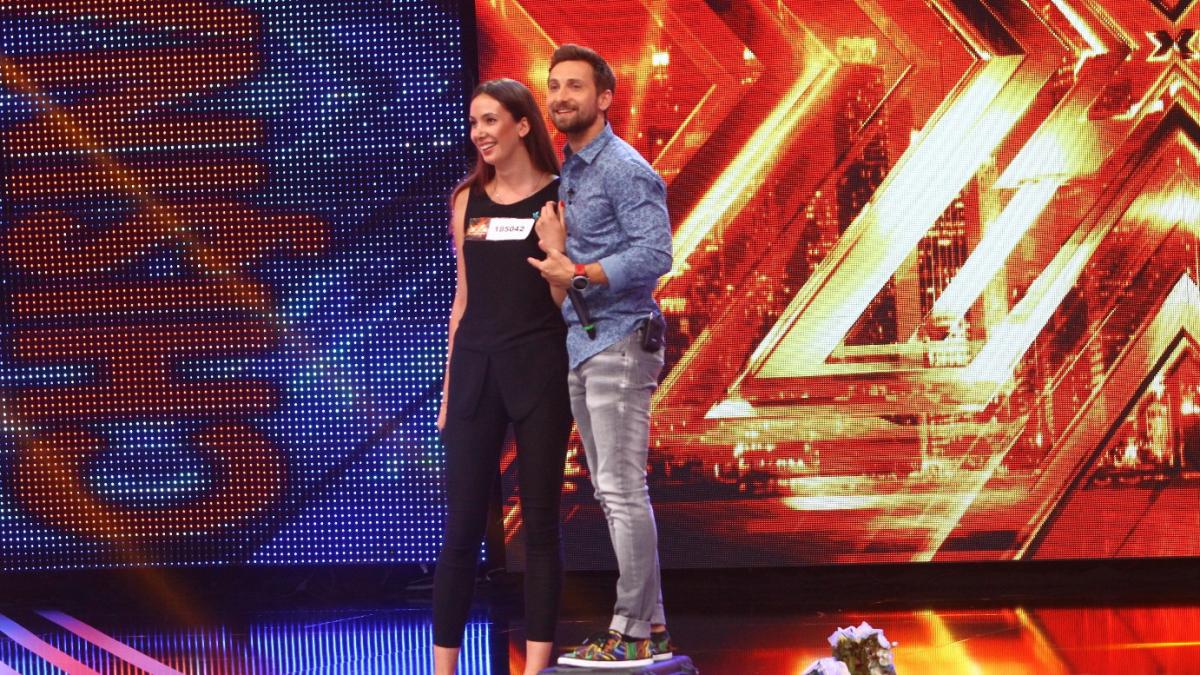 x factor dani otil a sarutat o concurenta pe scena video