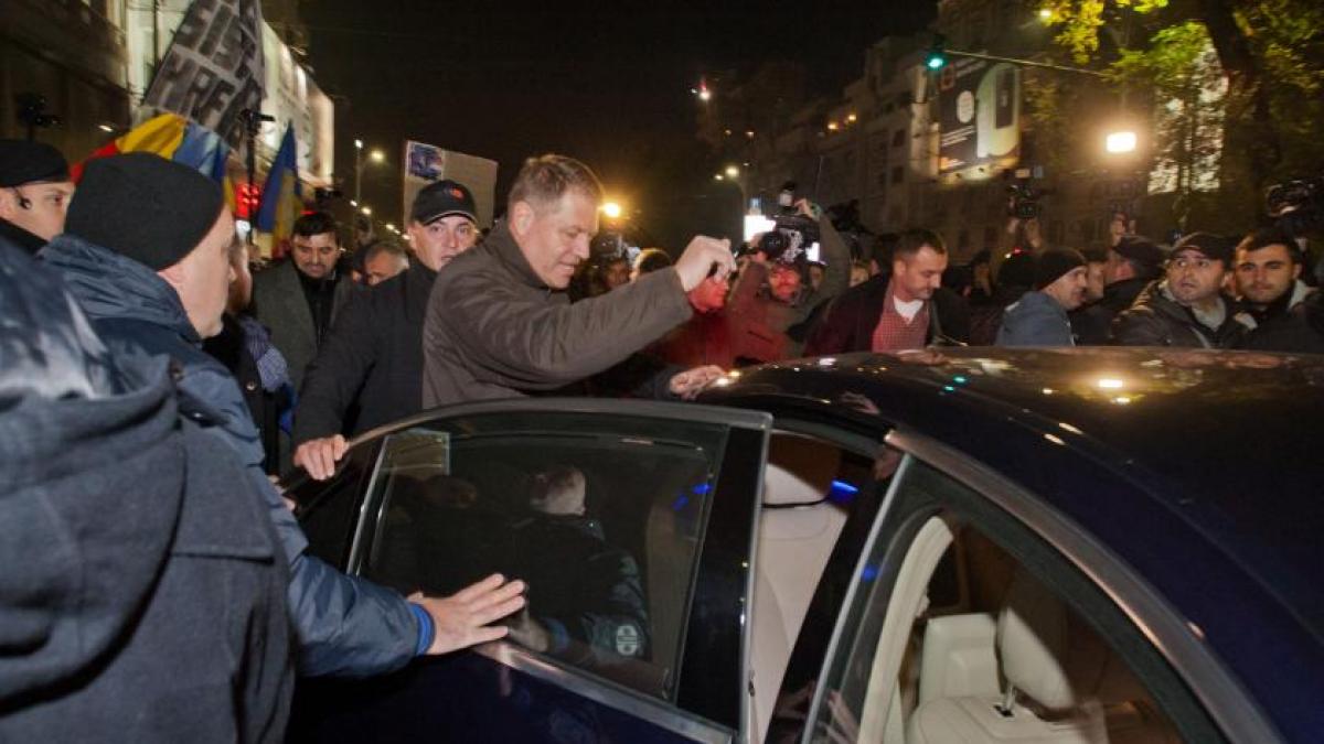 ce nu s a auzit la tv ce strigau manifestantii catre klaus iohannis aflat la doi pasi de ei