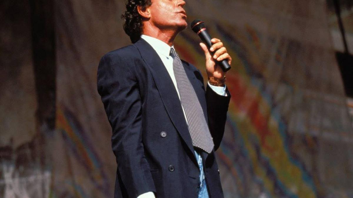 gest minunat facut de julio iglesias in memoria victimelor din colectiv