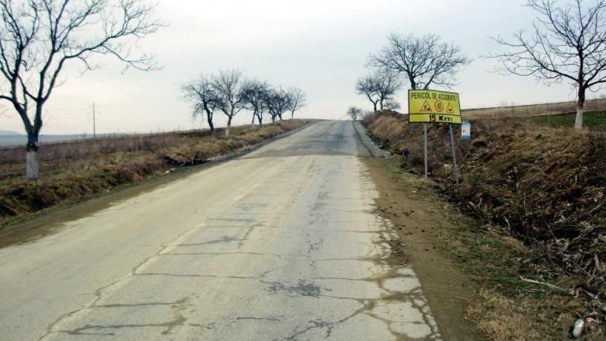 satui de nesimtirea autoritatilor oamenii au facut cheta si au reparat pe banii lor un drum public