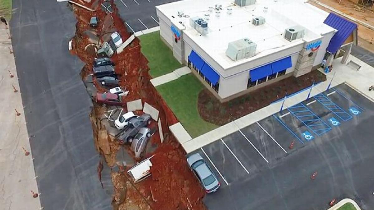 imagini masini parcare groapa