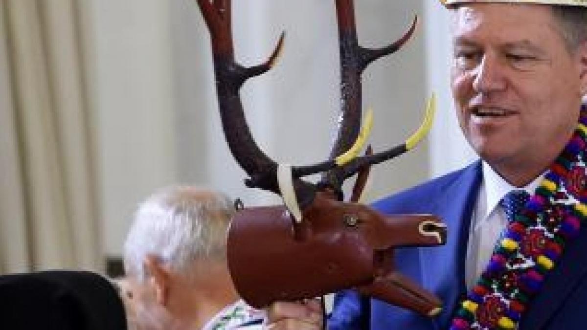 iohannis s a pozat purtand clop si un cap de cerb