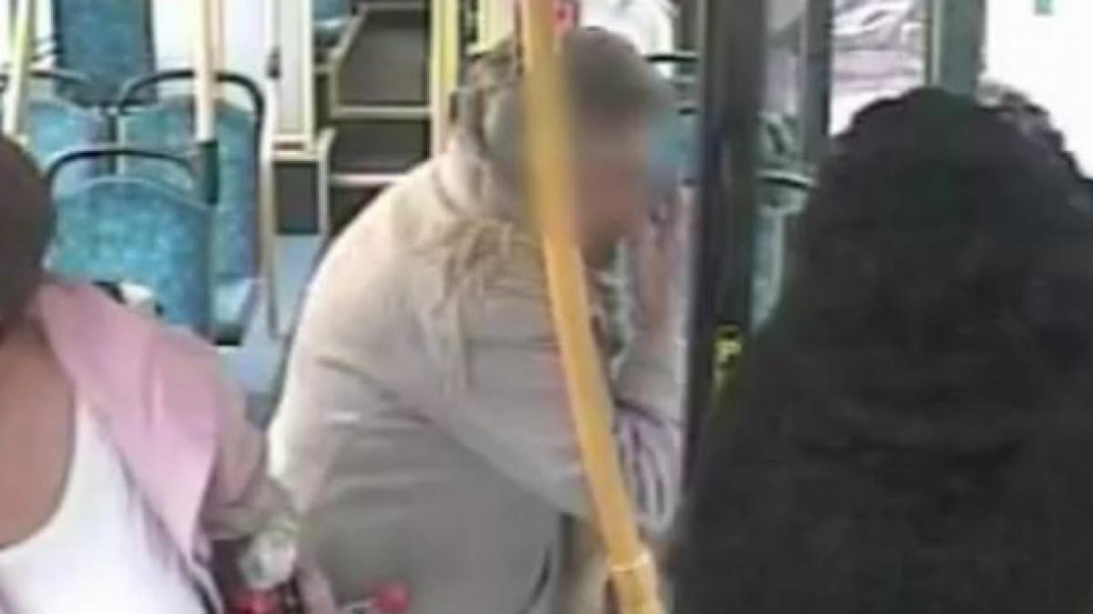 momentul socant in care o batrana de 87 de ani este lovita cu pumnul in fata in autobuz