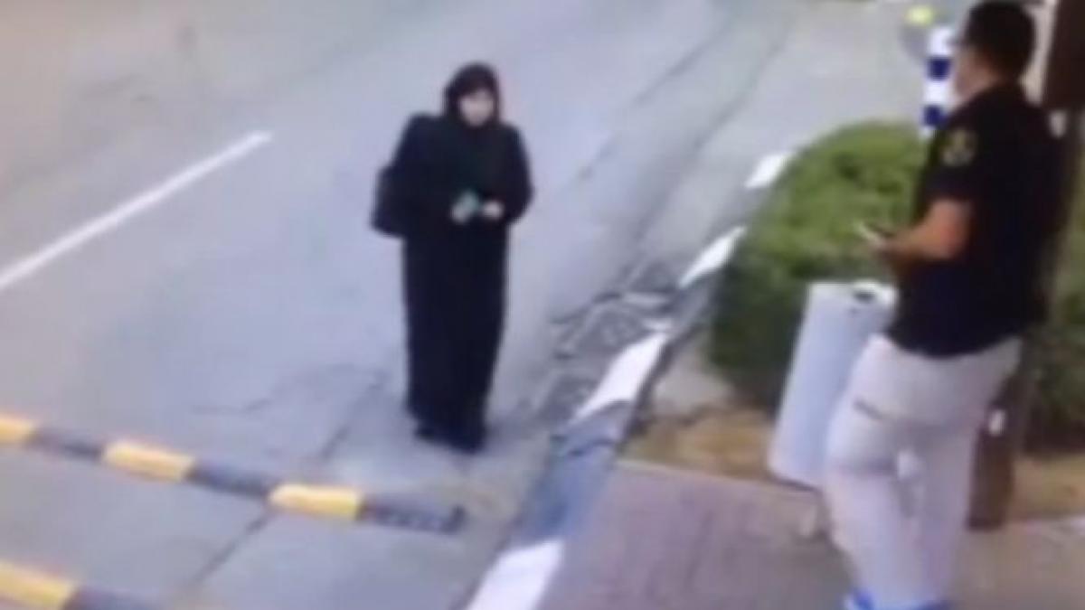 o femeie a injunghiat un agent de securitate pe strada atacul a fost filmat de camerele de