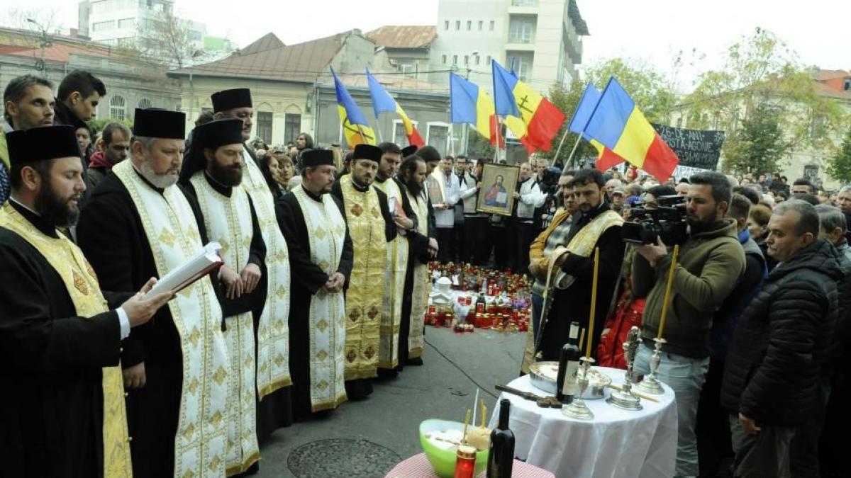 slujba religioasa la altarul de la colectiv 15 preoti i au pomenit pe tinerii care si au pierdut