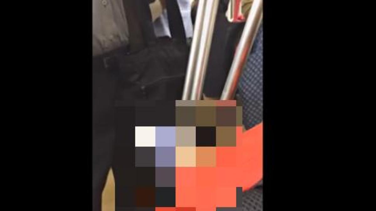 oamenii s au panicat cand au vazut ce face acest tanar in metrou