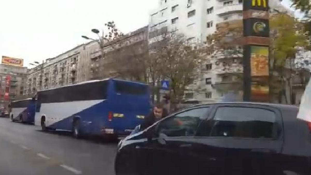 incindent socant in centrul capitalei un tanar a fost purtat pe capota zeci de metri dupa o