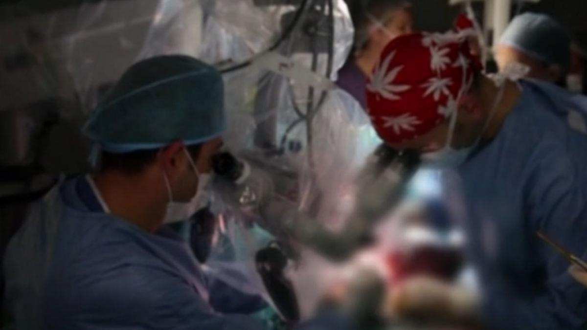 premiera medicala operatie malformatie coloana