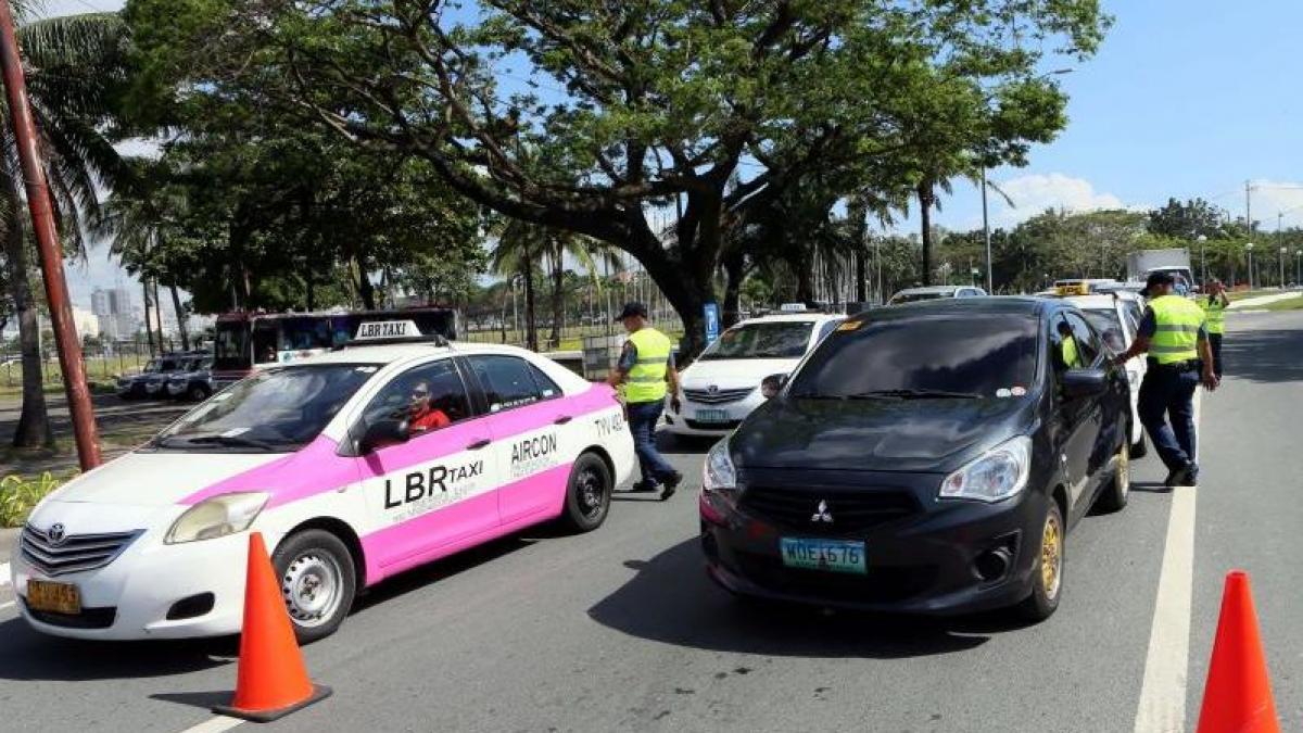autoritatile franceze sunt in urmarirea a trei masini cu autorii atacurilor teroriste din paris