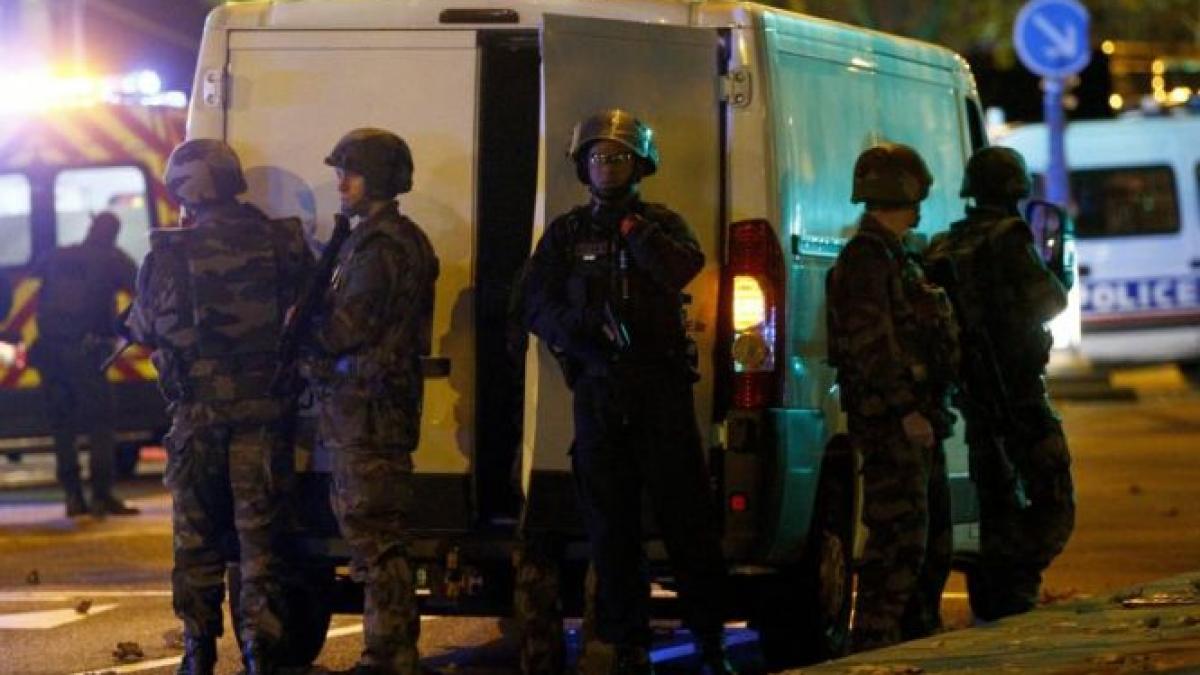 cel putin sapte islamisti sinucigasi implicati in atentatele din paris