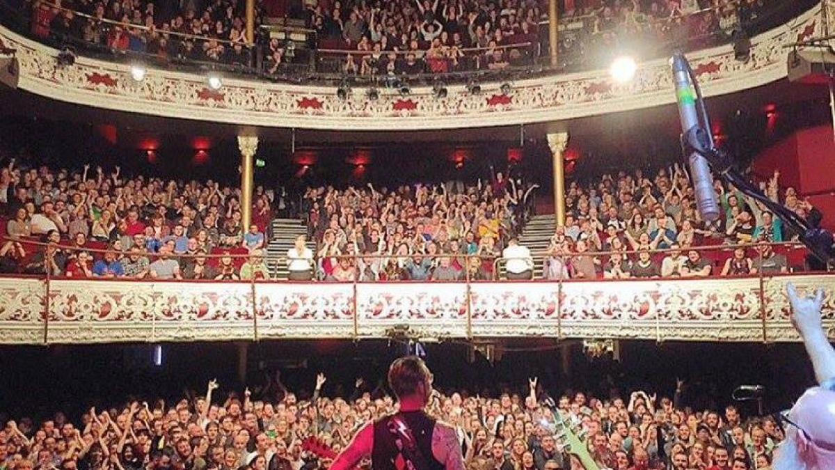 eagles of death metaltrupa mesaj pe fb