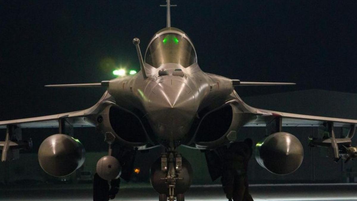 franta a inceput bombardarea capitalei isis