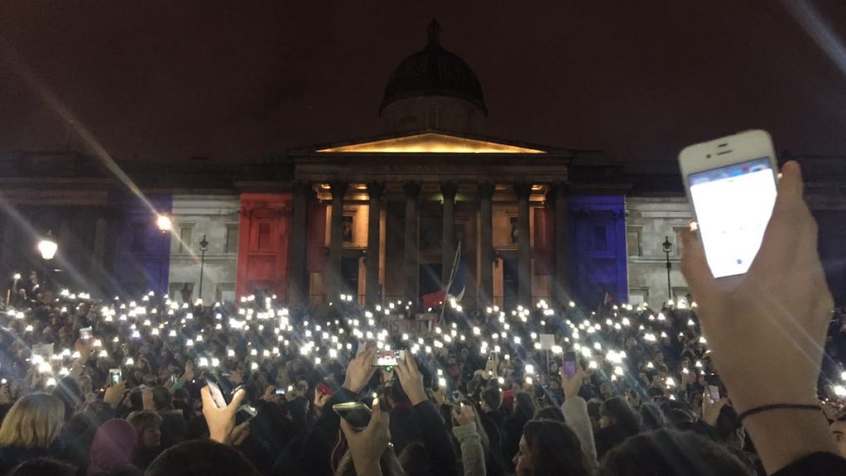 sute de oameni s au adunat in trafalgar sqaure in semn de solidaritate cu franta