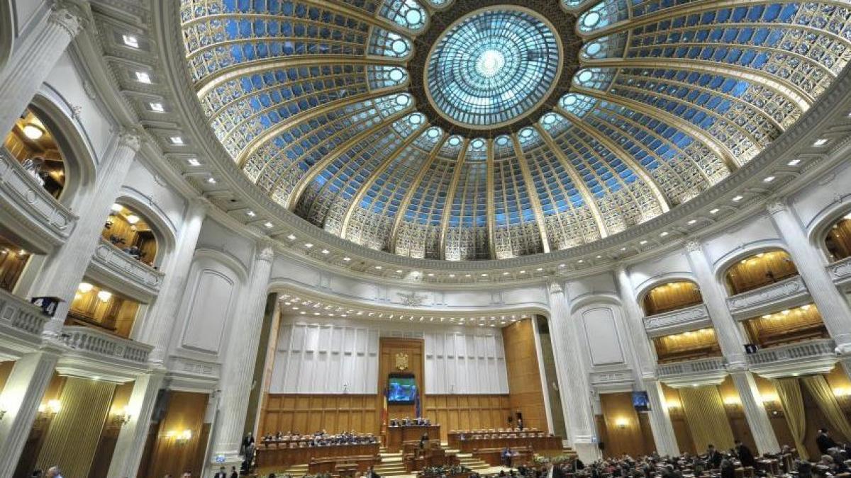 lista cu ministrii cabinetului ciolos pe masa birourilor permanete ale parlamentului