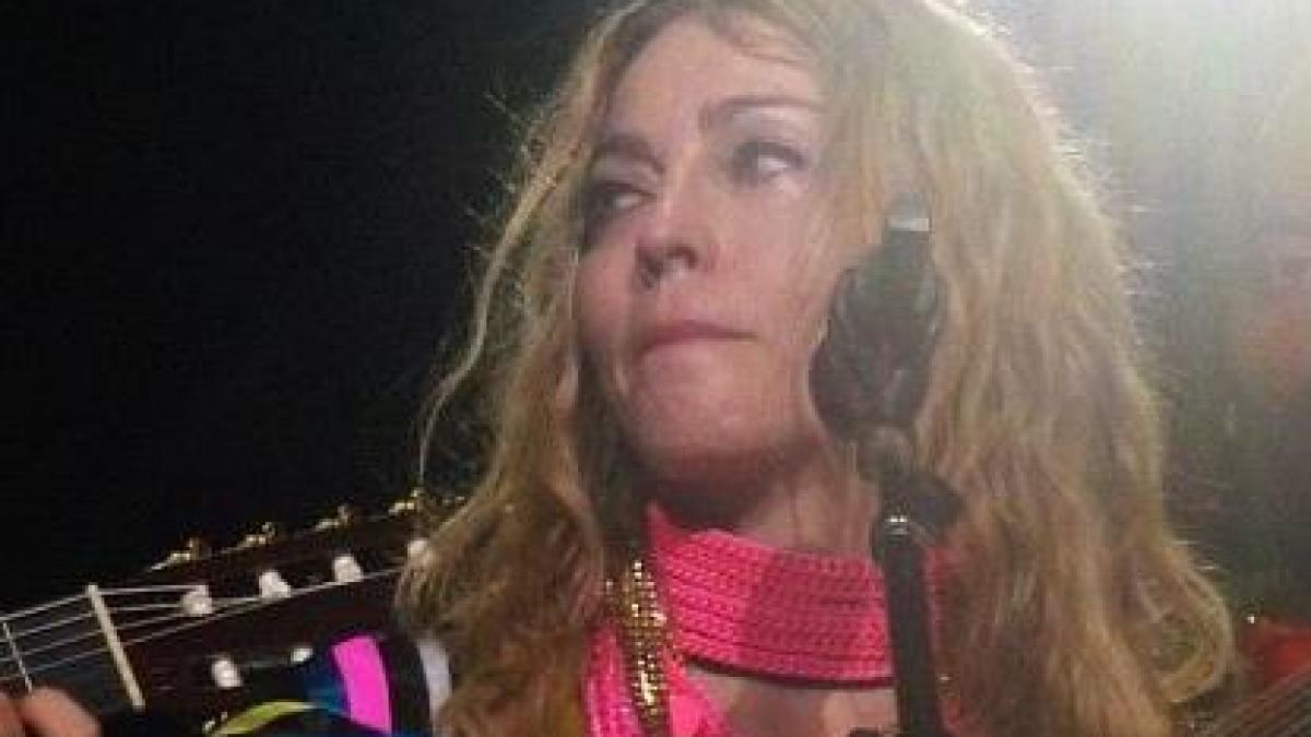 madonna a plans in timpul unui concert pentru victimele din paris