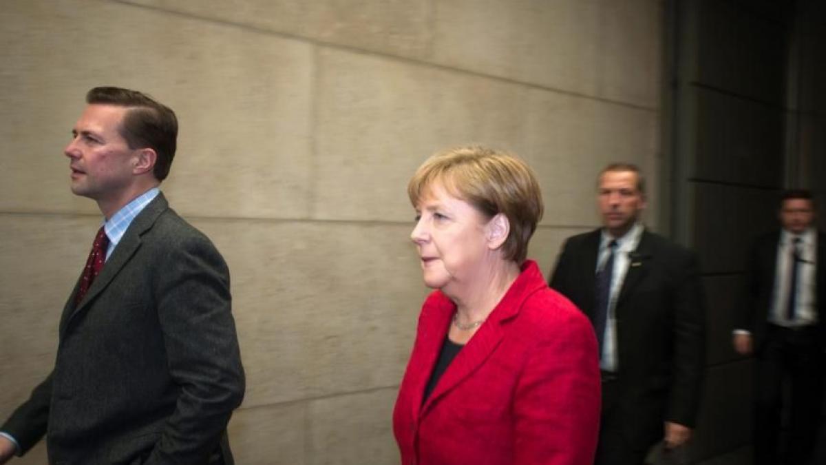 angela merkel escortata de pe stadion