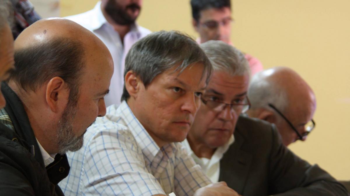 ce facea premierul dacian ciolos noaptea trecuta pe o retea de socializare