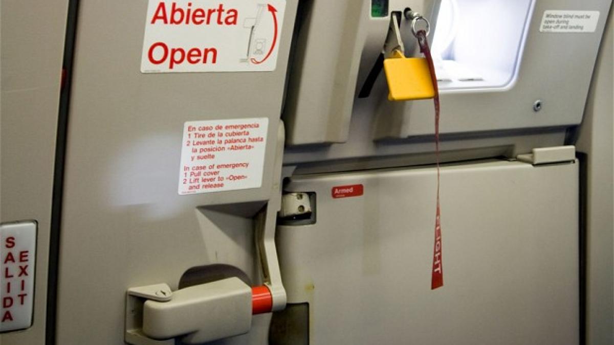 clipe de groaza la bordul unui avion de pasageri o femeie a incercat sa deschida o usa in timpul