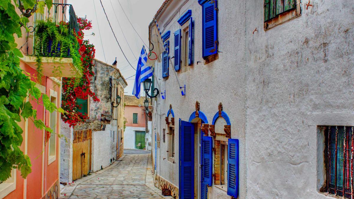 lakones satul pitoresc cu stradute stramte de vazut o data in viata