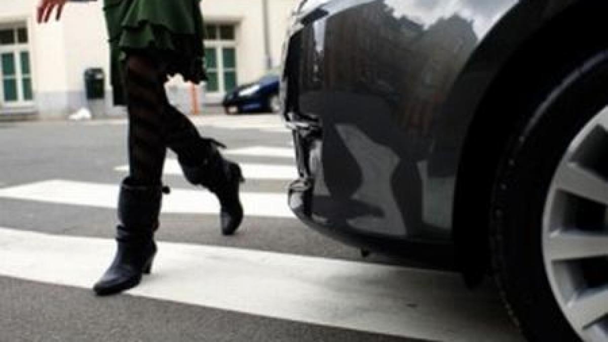 femeie lovita in plin pe trecerea de pietoni