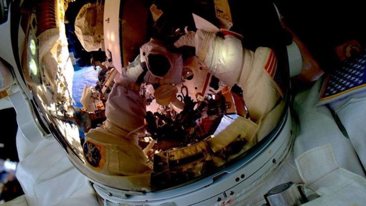 imaginea saptamanii de la nasa cum arata un selfie pe orbita