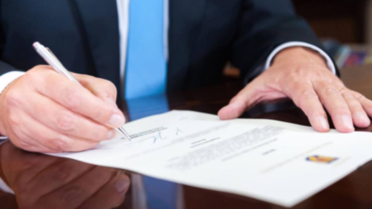 klaus iohannis a promulgat joi legea privind votul prin corespondenta