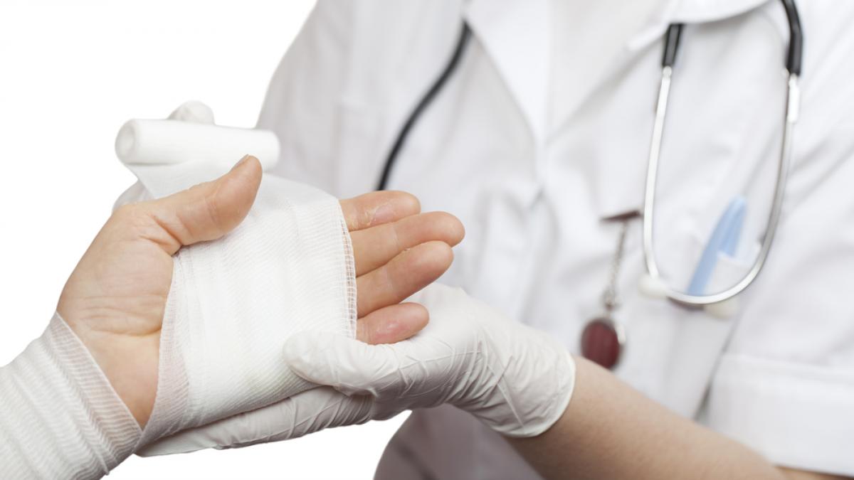 pansamentul care salveaza vieti isi schimba culoarea atunci cand detecteaza infectii