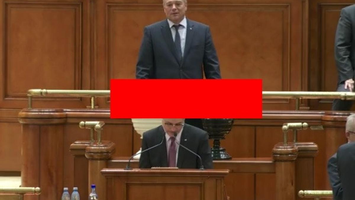 gest socant al unui senator in parlamentul romaniei