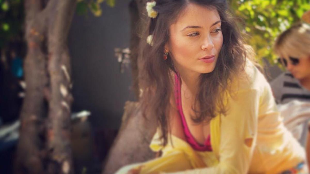 o indragita actrita de la noi asa cum nu ai mai vazut o pana acum decolteul generos i a lasat pe