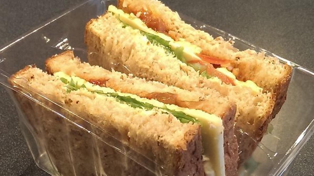 si a cumparat un sandvich dintr o gara de provincie l a pus intr o punga si a ramas socat cand s a