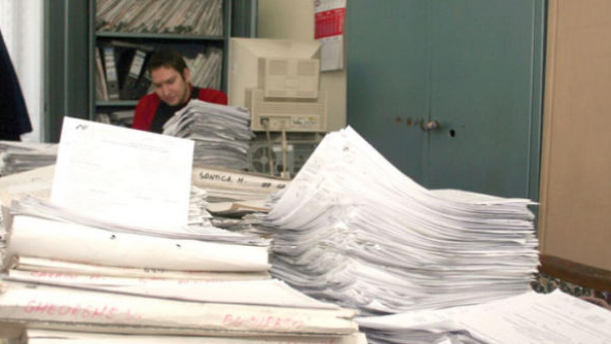 o retea de tepari le ia primarilor banii escrocii se dau drept agenti de integritate