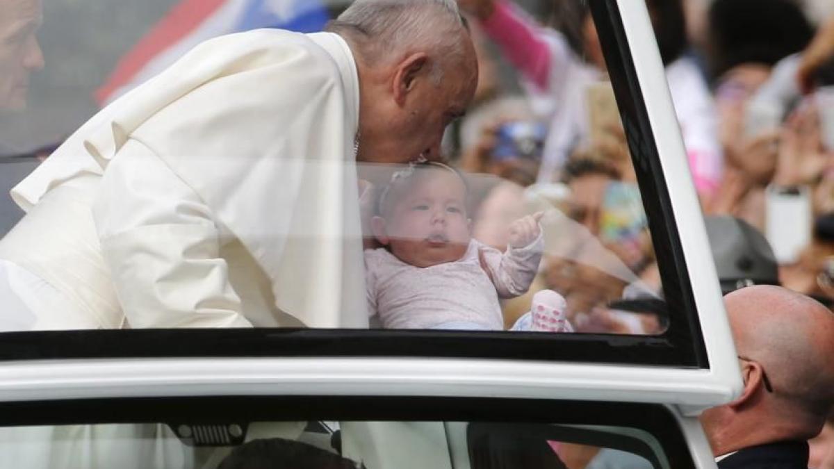 ce s a intamplat cu bebelusul pupat pe crestet de papa francisc in sua
