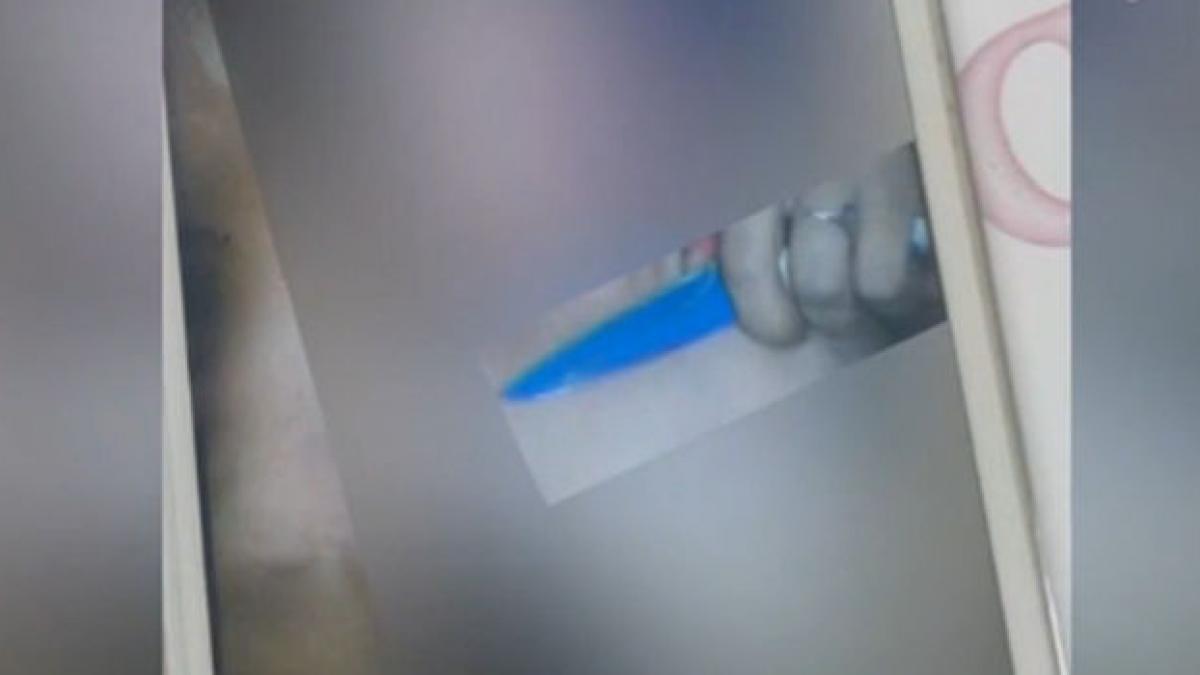 detalii socante o mama isi ameninta copilul cu un cutit