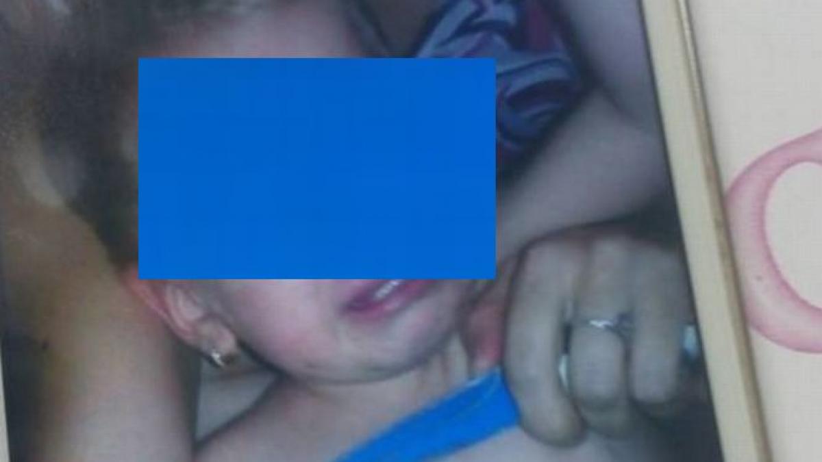 poza in care fetita lui apare cu un cutit tinut la gat