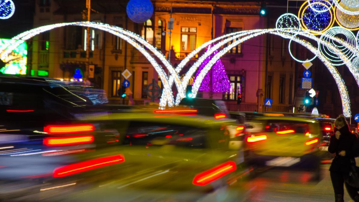 cand vor fi aprinse luminitele de craciun instalate in bucuresti