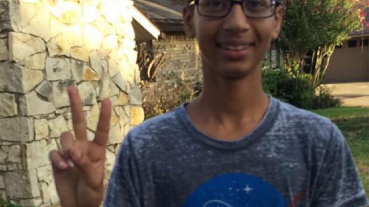 elevul musulman arestat dupa ce a adus la scoala un ceas cere compensatii