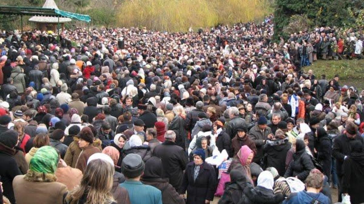 se schimba regulile ce nu vor mai avea voie sa faca cei care merg la mormantul lui arsenie boca