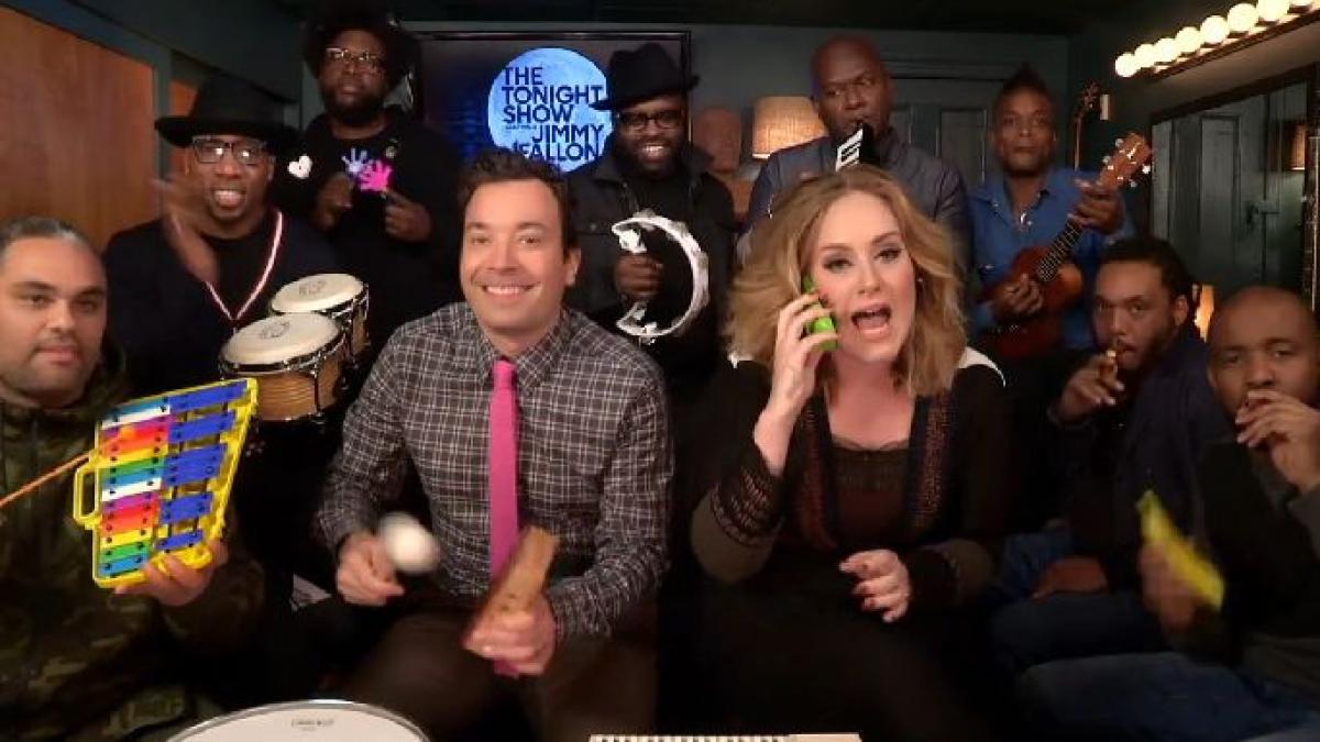 interpretare in premiera pentru adele uite cum suna hello acompaniata de instrumente muzicale